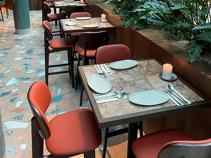 Natuurstenen restauranttafels